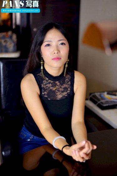 两个领导在车里吃我奶H视频